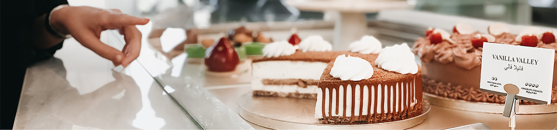 Persone indicano torte